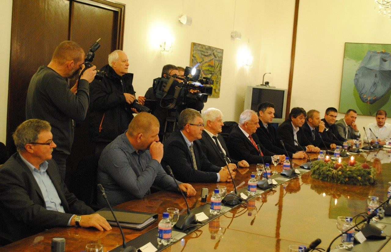 Ministar Tolušić potpisao ugovore za sanaciju šteta od poplave Ministar Tolušić potpisao ugovore za sanaciju šteta od poplave