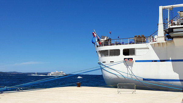 Guštanje u valovima i glazbi Morskih orgulja, a sliku je upotpunio jedrenjak Club Med 2. Foto: Mladen Malik Guštanje u valovima i glazbi Morskih orgulja, a sliku je upotpunio jedrenjak Club Med 2. Foto: Mladen Malik