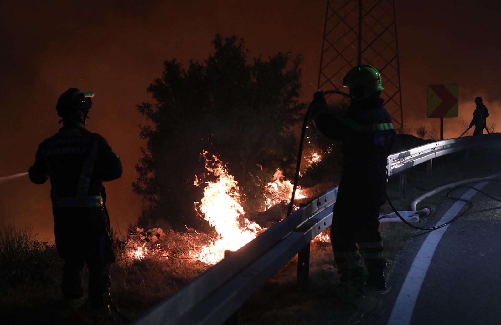 Tučepi: Požar se širi, zahvatio ranč i kuće, vatrogasci u akciji