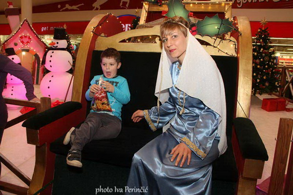 Sv. Luce razveselila mališane u Supernova centru, Foto: Iva Perinčić Sv. Luce razveselila mališane u Supernova centru, Foto: Iva Perinčić