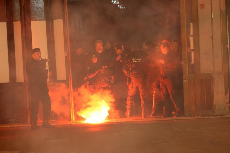Bakljada i neredi na utakmici Hajduk – Dinamo