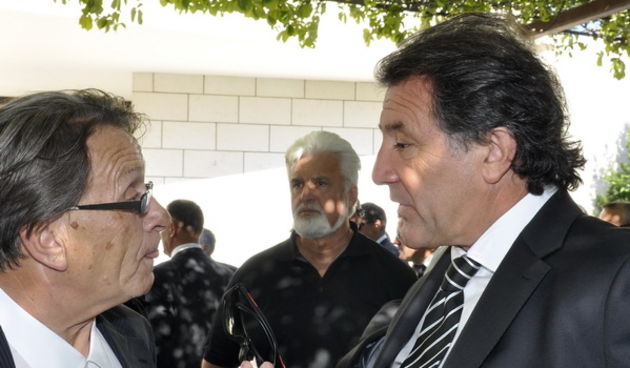 Split, 270611.
Na splitskom groblju Lovrinac pokopan je velikan nogometa Tomislav Ivic uz nazocnost mnogobrojnih nogometasa, nogometnih funkcionera i  prijatelja. Tomislav je bio trener koji se trazio i u svijetu.
Na slici: Ciro Blazevic i Zdravko Mamic.