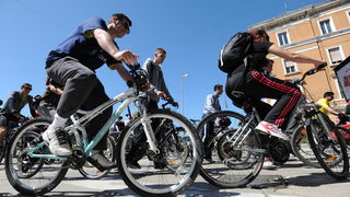 Zadar, 130413.
U 13 sati je s Obale kneza Branimira startala osma po redu biciklijada na relaciji Zadar – Vir u kojoj sudjeluje 300-tinjak biciklista. Po dolasku u Vir ih ocekuje rucak i nagrade za najbrze.
Na fotografiji: detalj sa starata biciklijade.
F