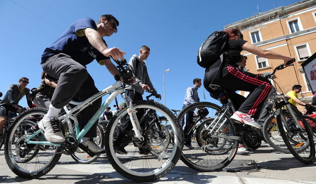Zadar, 130413.
U 13 sati je s Obale kneza Branimira startala osma po redu biciklijada na relaciji Zadar – Vir u kojoj sudjeluje 300-tinjak biciklista. Po dolasku u Vir ih ocekuje rucak i nagrade za najbrze.
Na fotografiji: detalj sa starata biciklijade.
F