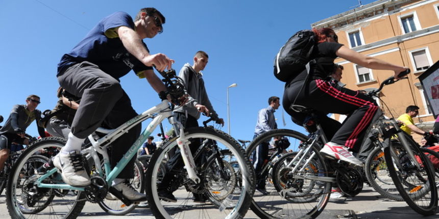 Zadar, 130413.
U 13 sati je s Obale kneza Branimira startala osma po redu biciklijada na relaciji Zadar – Vir u kojoj sudjeluje 300-tinjak biciklista. Po dolasku u Vir ih ocekuje rucak i nagrade za najbrze.
Na fotografiji: detalj sa starata biciklijade.
F