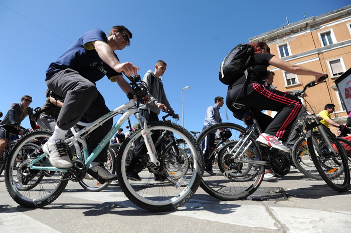 Zadar, 130413.
U 13 sati je s Obale kneza Branimira startala osma po redu biciklijada na relaciji Zadar – Vir u kojoj sudjeluje 300-tinjak biciklista. Po dolasku u Vir ih ocekuje rucak i nagrade za najbrze.
Na fotografiji: detalj sa starata biciklijade.
F