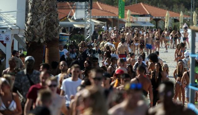 Zrće: Prvi dan Hideout festivala privukao nekoliko tisuća turista, Photo: Dalibor Urukalovic/PIXSELL