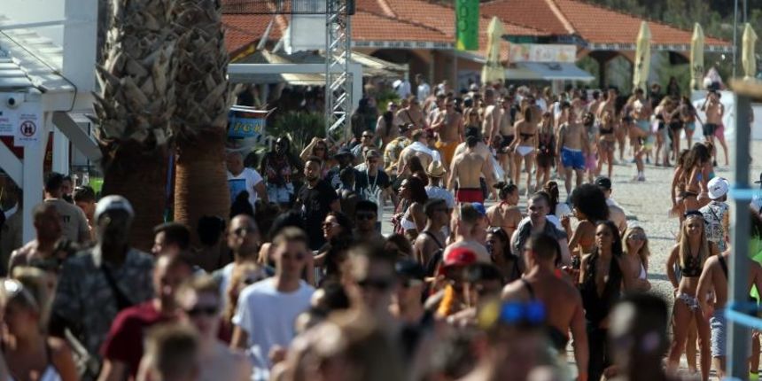 Zrće: Prvi dan Hideout festivala privukao nekoliko tisuća turista, Photo: Dalibor Urukalovic/PIXSELL