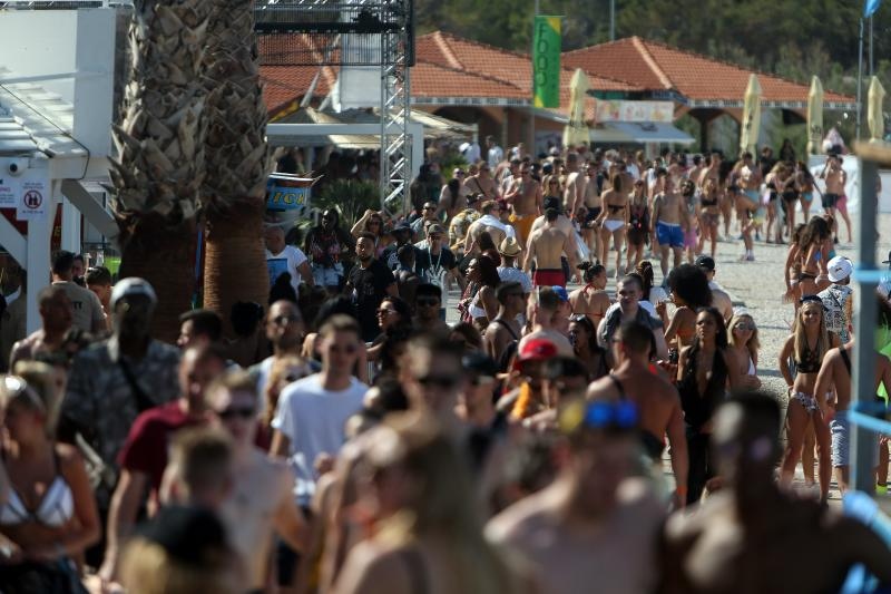 Zrće: Prvi dan Hideout festivala privukao nekoliko tisuća turista, Photo: Dalibor Urukalovic/PIXSELL Zrće: Prvi dan Hideout festivala privukao nekoliko tisuća turista, Photo: Dalibor Urukalovic/PIXSELL