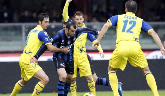 Inter Milan Goran Pandev (C) challenges Andrea Mantovani (L) and Bostjan Cesar of Chievo Verona  // Reuters