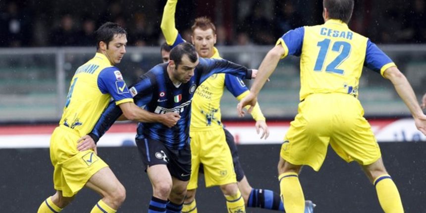 Inter Milan Goran Pandev (C) challenges Andrea Mantovani (L) and Bostjan Cesar of Chievo Verona // Reuters Inter Milan Goran Pandev (C) challenges Andrea Mantovani (L) and Bostjan Cesar of Chievo Verona // Reuters