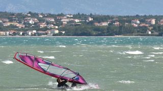 Jaka bura pružila je prigodu nekolicini kitesurfera da pokažu svoje umjeće na ninskoj plaži.  Photo: Dino Stanin/PIXSELL