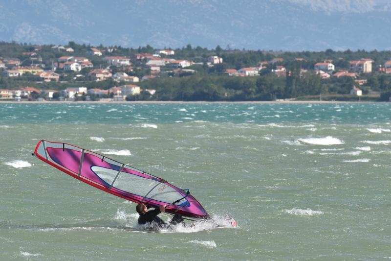 Jaka bura pružila je prigodu nekolicini kitesurfera da pokažu svoje umjeće na ninskoj plaži.  Photo: Dino Stanin/PIXSELL