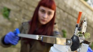 Clanovi i volonteri Udruge apstinenata za pomoc pri resocijalizaciji Porat proveli su u akciju ciscenja infektivnog otpada. U kapetanskom parku pronasli su nekoliko stotina odbacenih sprica i igala. Akcija je pokrenuta po dojavi gradjana o pronalasku odb Clanovi i volonteri Udruge apstinenata za pomoc pri resocijalizaciji Porat proveli su u akciju ciscenja infektivnog otpada. U kapetanskom parku pronasli su nekoliko stotina odbacenih sprica i igala. Akcija je pokrenuta po dojavi gradjana o pronalasku odb