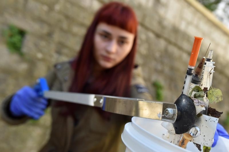 Clanovi i volonteri Udruge apstinenata za pomoc pri resocijalizaciji Porat proveli su u akciju ciscenja infektivnog otpada. U kapetanskom parku pronasli su nekoliko stotina odbacenih sprica i igala. Akcija je pokrenuta po dojavi gradjana o pronalasku odb Clanovi i volonteri Udruge apstinenata za pomoc pri resocijalizaciji Porat proveli su u akciju ciscenja infektivnog otpada. U kapetanskom parku pronasli su nekoliko stotina odbacenih sprica i igala. Akcija je pokrenuta po dojavi gradjana o pronalasku odb