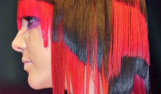 U Hrvatskoj su u trendu cik-cak crno crvene frizure (Index.hr