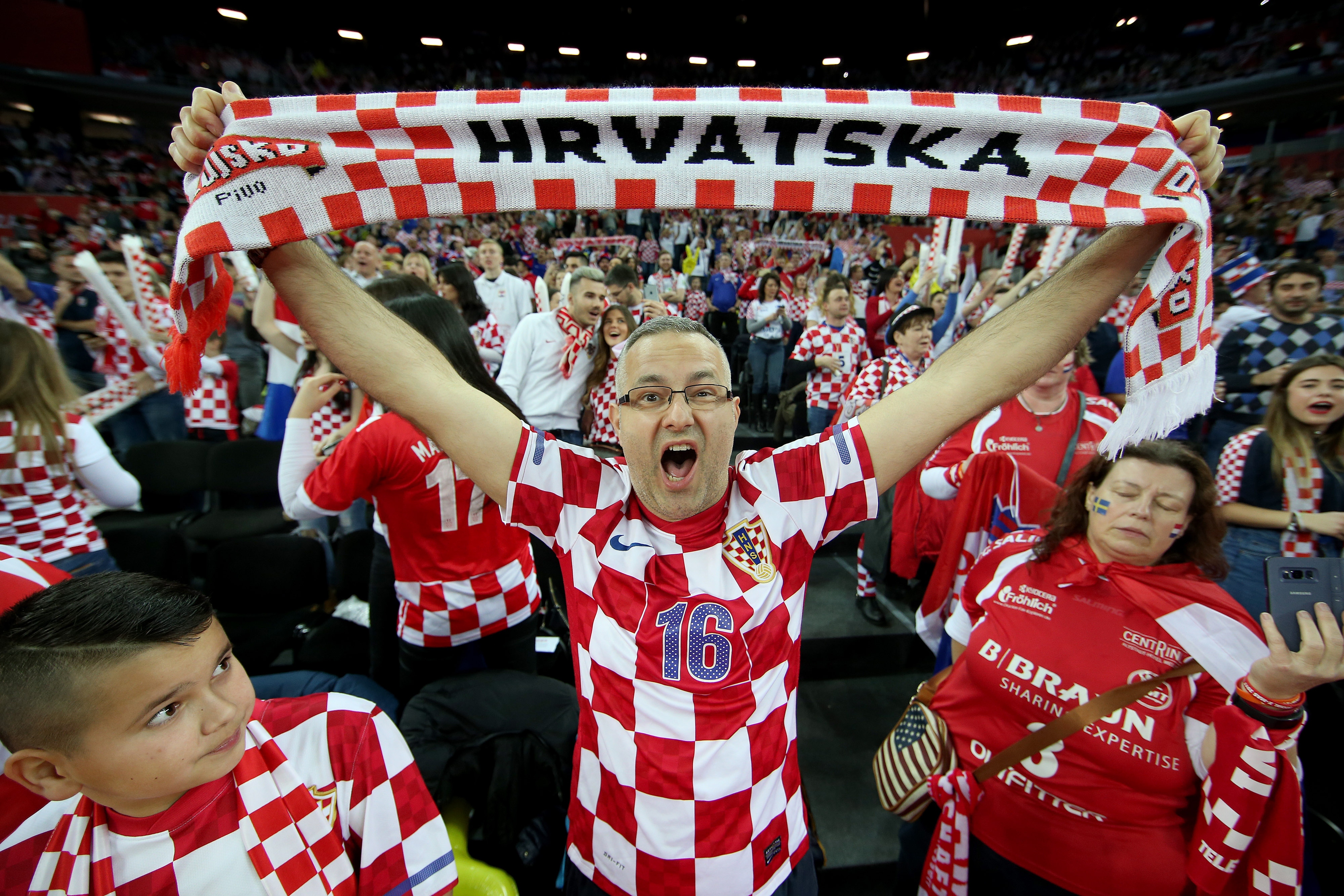 Fantastična atmosfera u Areni: dobro raspoloženi navijači ‘nose’ naše igrače protiv Norveške Fantastična atmosfera u Areni: dobro raspoloženi navijači ‘nose’ naše igrače protiv Norveške