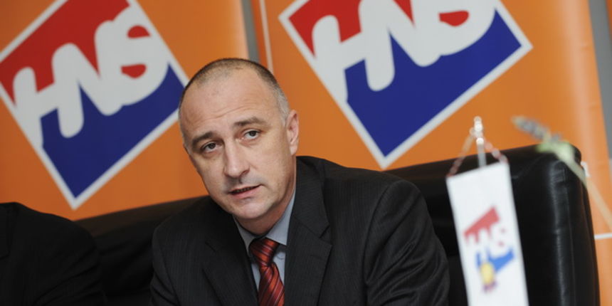 Vodice, 250113.
Ministar gospodarstva Ivan Vrdoljak na konferenciji za medije HNS-a govorio je o koalicijskim partnerima na predstojecim lokalnim izborima i trenutacnom stanju u gospodarstvu.
Foto: Niksa Stipanicev / CROPIX Vodice, 250113.
Ministar gospodarstva Ivan Vrdoljak na konferenciji za medije HNS-a govorio je o koalicijskim partnerima na predstojecim lokalnim izborima i trenutacnom stanju u gospodarstvu.
Foto: Niksa Stipanicev / CROPIX