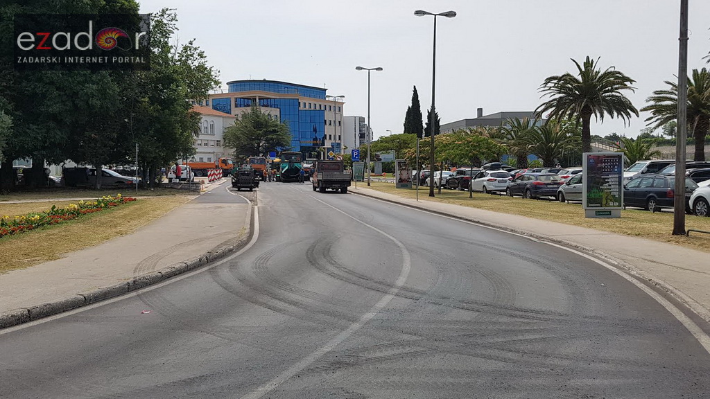 Asfaltiranje kolnika rekonstruiranog i proširenog križanja kod Veslačkog Asfaltiranje kolnika rekonstruiranog i proširenog križanja kod Veslačkog