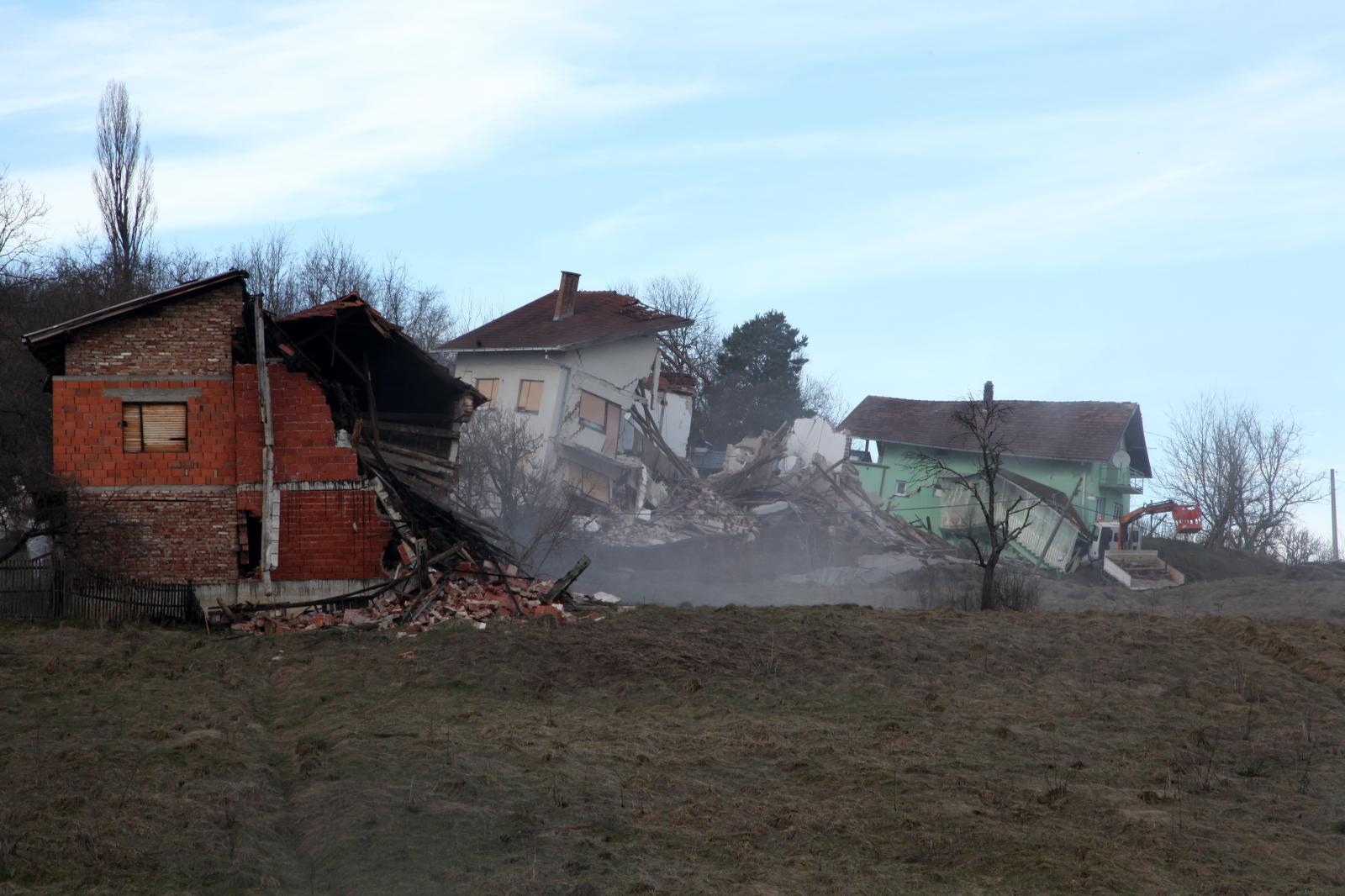 Hrvatska Kostajnica: u odronu stijene potpuno uništeno sedam kuća