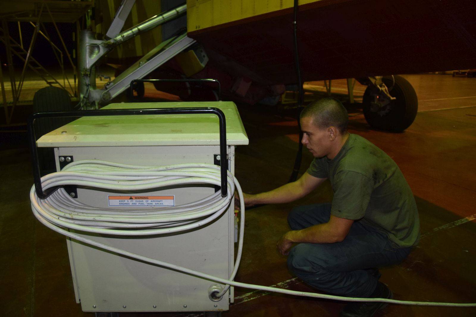 Tehničari cijelu noć pripremali avione za gašenje požara Tehničari cijelu noć pripremali avione za gašenje požara