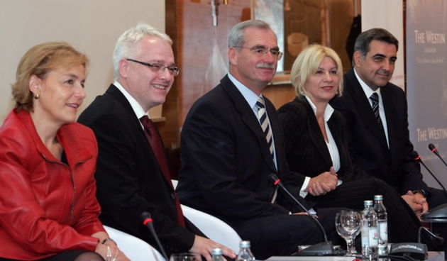 Zagreb, 021009.
Hotel Westin
Okrugli stol “Kako shvacamo komunikaciju” koji se odrzao u okviru 10. konferencije za odnose s javnoscu HUOJ-a, a na kojem su sudjelovali predsjednicki kandidati.
Na slici: Predsjednicki kandidati Vesna Pusic, Ivo Josipovic, A