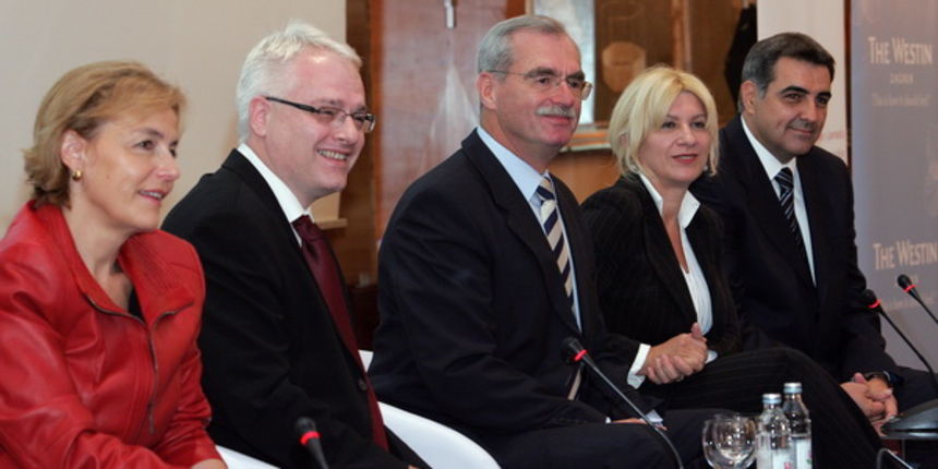 Zagreb, 021009.
Hotel Westin
Okrugli stol “Kako shvacamo komunikaciju” koji se odrzao u okviru 10. konferencije za odnose s javnoscu HUOJ-a, a na kojem su sudjelovali predsjednicki kandidati.
Na slici: Predsjednicki kandidati Vesna Pusic, Ivo Josipovic, A Zagreb, 021009.
Hotel Westin
Okrugli stol “Kako shvacamo komunikaciju” koji se odrzao u okviru 10. konferencije za odnose s javnoscu HUOJ-a, a na kojem su sudjelovali predsjednicki kandidati.
Na slici: Predsjednicki kandidati Vesna Pusic, Ivo Josipovic, A