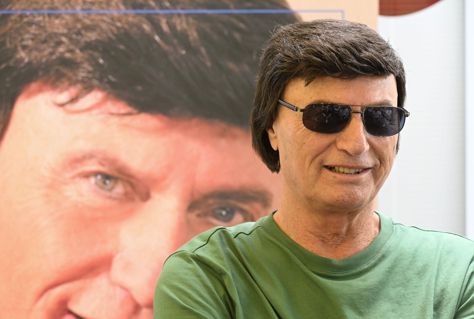 U Croatia Records-u odrzana je promocija novog albuma pjevaca Duska Lokina. U Croatia Records-u odrzana je promocija novog albuma pjevaca Duska Lokina.