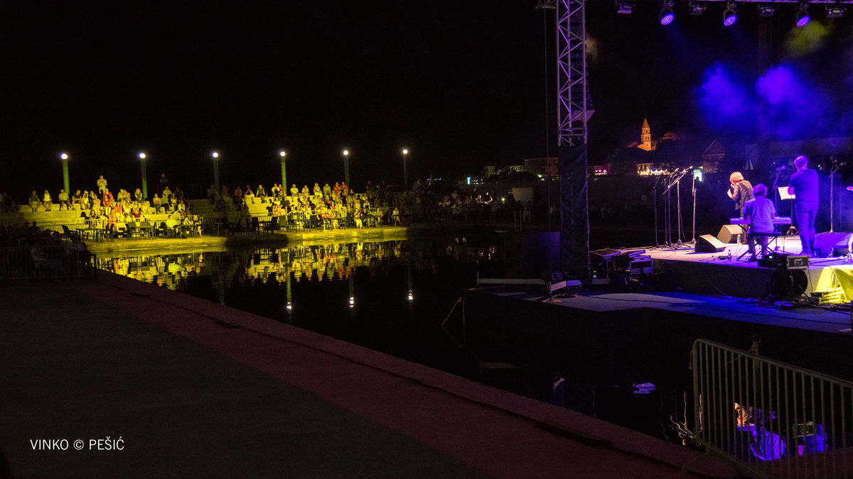 Zorica Kondža i klapa Cambi @ bazen Ilirije u Biogradu