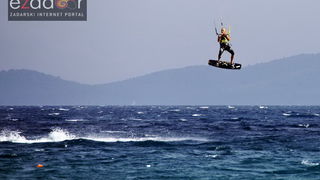Guštanje surfera u jakom jugu Guštanje surfera u jakom jugu