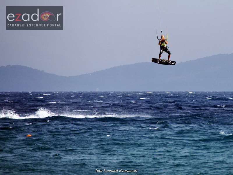Guštanje surfera u jakom jugu Guštanje surfera u jakom jugu