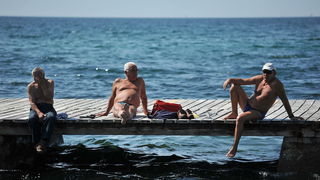 Zadar, 090513
Ljetna atmosfera na plazi na Boriku. Visoke temperature zraka (25) i mora(19) privukle su brojne kupace.
Na fotografiji: kupaci na Boriku.
Foto: Luka Gerlanc / CROPIX