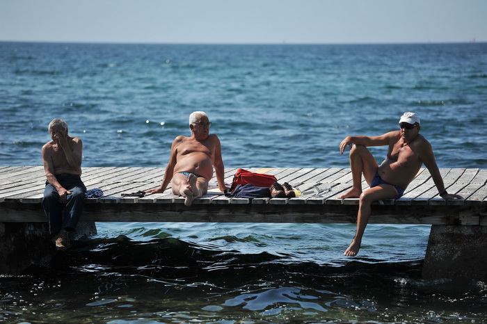 Zadar, 090513
Ljetna atmosfera na plazi na Boriku. Visoke temperature zraka (25) i mora(19) privukle su brojne kupace.
Na fotografiji: kupaci na Boriku.
Foto: Luka Gerlanc / CROPIX