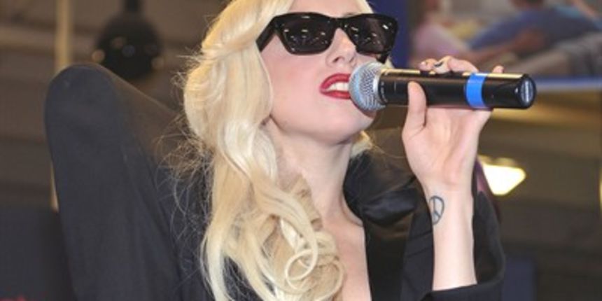 Lady Gaga obukla fotelju (Tportal.hr)
