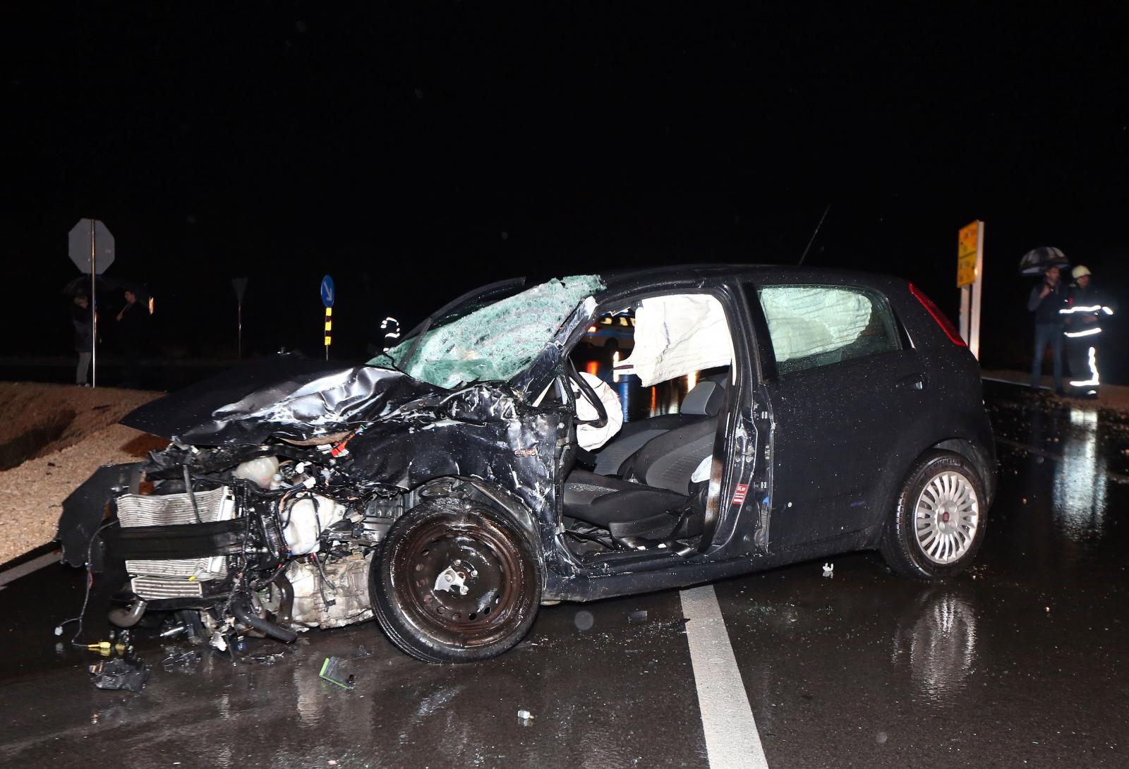 Vodice: U sudaru automobila i autobusa tri osobe ozlijeđene, a autobus završio na boku