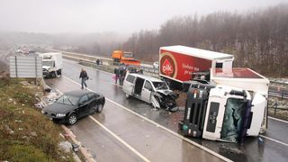 Na autocesti A1 poslije sv. Roka u smjeru Zagreba, kod tunela Krpani, u 6.15 sati sudarilo se 20-ak vozila u nekoliko lančanih sudara, Foto: Dino Stanin/PIXSELL Na autocesti A1 poslije sv. Roka u smjeru Zagreba, kod tunela Krpani, u 6.15 sati sudarilo se 20-ak vozila u nekoliko lančanih sudara, Foto: Dino Stanin/PIXSELL