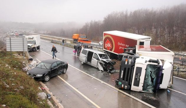 Na autocesti A1 poslije sv. Roka u smjeru Zagreba, kod tunela Krpani, u 6.15 sati sudarilo se 20-ak vozila u nekoliko lančanih sudara, Foto: Dino Stanin/PIXSELL