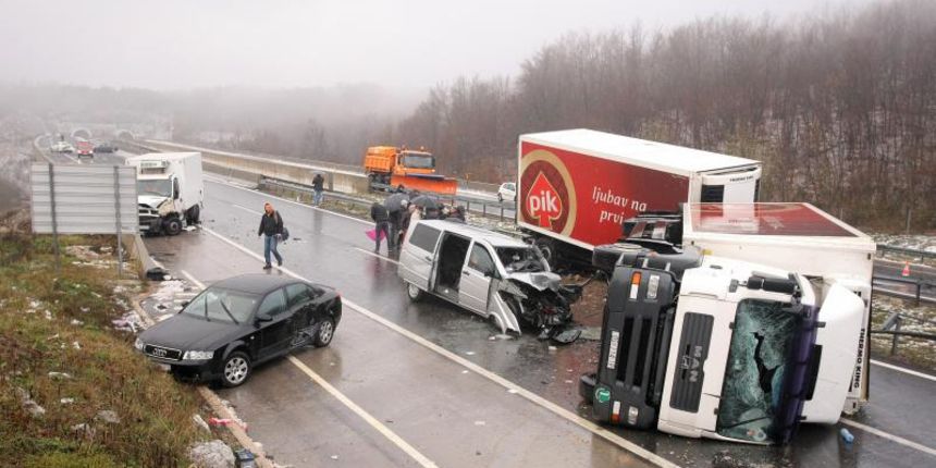 Na autocesti A1 poslije sv. Roka u smjeru Zagreba, kod tunela Krpani, u 6.15 sati sudarilo se 20-ak vozila u nekoliko lančanih sudara, Foto: Dino Stanin/PIXSELL