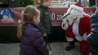Božićnica na Novom: Radiolino, Djed božićnjak i ekipa Novog radija darivala sugrađane. Foto: Jurica Gašpar