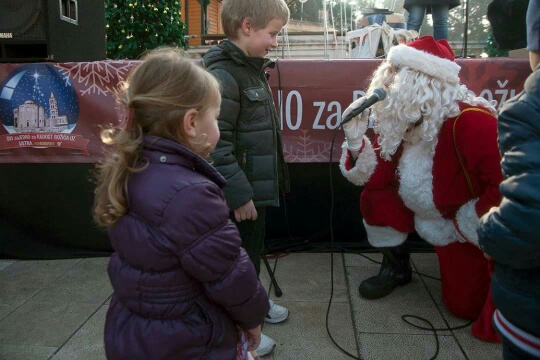 Božićnica na Novom: Radiolino, Djed božićnjak i ekipa Novog radija darivala sugrađane. Foto: Jurica Gašpar