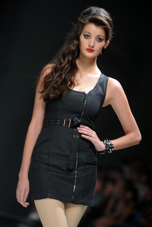 Zagreb, 290911.
Velesajam, paviljon 5.
Modne revije i poznati na Dove Fashion.hr proljece ljeto 2012. Prvi dan su izlagali kreatori Ivica Skoko, Martina Felja, AMDS by ALDUK i IK STUDIO.
Na slici: kreacije AMDS by ALDUK
Foto: Srdjan Vrancic / CROPIX Zagreb, 290911.
Velesajam, paviljon 5.
Modne revije i poznati na Dove Fashion.hr proljece ljeto 2012. Prvi dan su izlagali kreatori Ivica Skoko, Martina Felja, AMDS by ALDUK i IK STUDIO.
Na slici: kreacije AMDS by ALDUK
Foto: Srdjan Vrancic / CROPIX