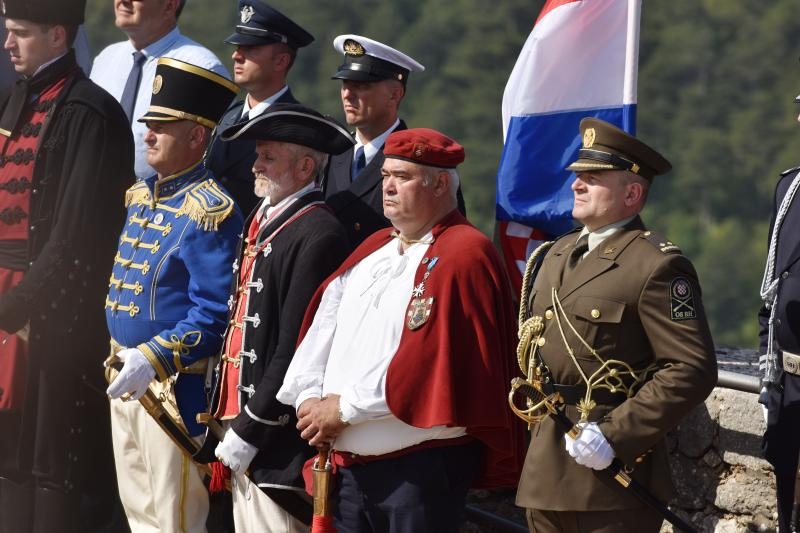 Uz zvukove hime “Lijepa naša” podignuta je zastava Republike Hrvatske na Kninskoj tvrđavi Uz zvukove hime “Lijepa naša” podignuta je zastava Republike Hrvatske na Kninskoj tvrđavi