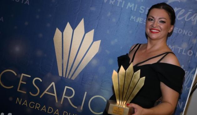 Na Prokurativama u sklopu Splitskog festivala dodjeljene su nagrade publike Cesarica za hit godine. Nina Badric.