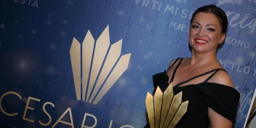 Na Prokurativama u sklopu Splitskog festivala dodjeljene su nagrade publike Cesarica za hit godine. Nina Badric. Na Prokurativama u sklopu Splitskog festivala dodjeljene su nagrade publike Cesarica za hit godine. Nina Badric.