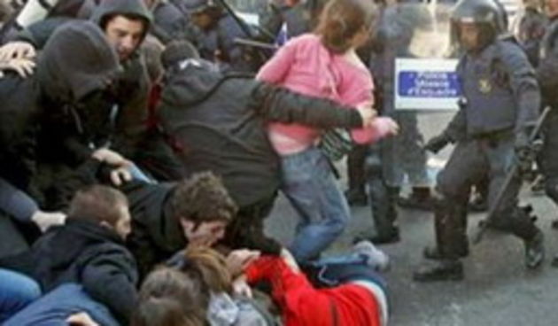 sukob policije i studenata u Barceloni (foto: Sajt.com.hr)