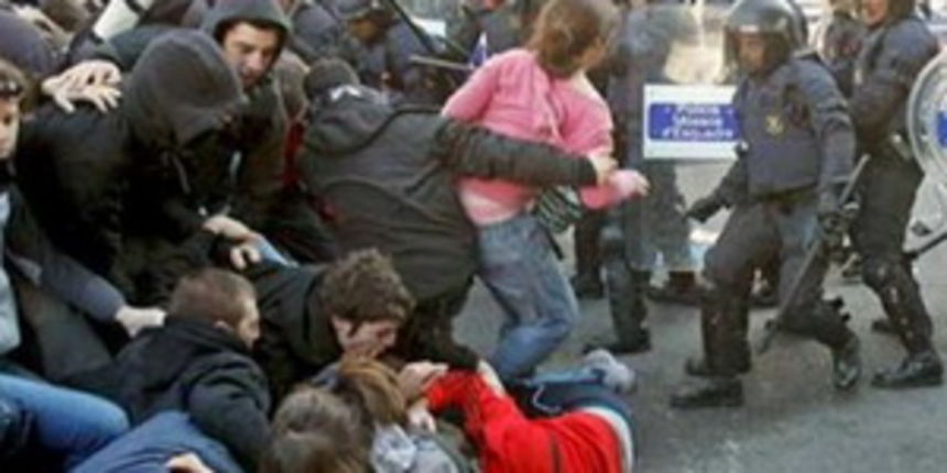 sukob policije i studenata u Barceloni (foto: Sajt.com.hr)