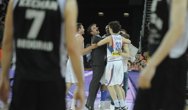 Zagreb, 250410. Arena Zagreb. Zavrsnica kosarkaske regionalne lige, finalna utakmica Nlb lige izmedju Cibone i Partizana. Na slici: slavlje igraca Cibone nakon kosa Bogdanovica 0,6 sekundi prije kraja pored Kecman igrac Partizana koji je poslije zabio kos