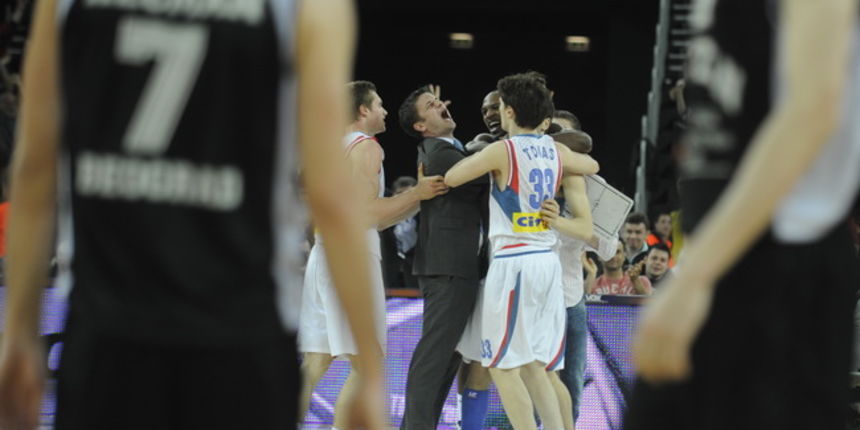 Zagreb, 250410. Arena Zagreb. Zavrsnica kosarkaske regionalne lige, finalna utakmica Nlb lige izmedju Cibone i Partizana. Na slici: slavlje igraca Cibone nakon kosa Bogdanovica 0,6 sekundi prije kraja pored Kecman igrac Partizana koji je poslije zabio kos Zagreb, 250410. Arena Zagreb. Zavrsnica kosarkaske regionalne lige, finalna utakmica Nlb lige izmedju Cibone i Partizana. Na slici: slavlje igraca Cibone nakon kosa Bogdanovica 0,6 sekundi prije kraja pored Kecman igrac Partizana koji je poslije zabio kos