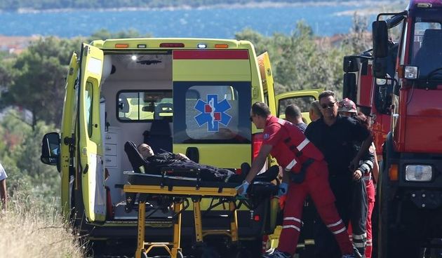 Dva vatrogasaca ozljedjena su prilikom gasenja pozara. U trenutku kada je kanader gasio, vodena bomba zahvatila je i njih. Photo: Dusko Jaramaz/PIXSELL