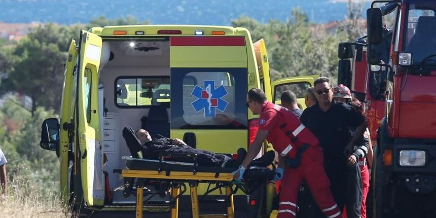 Dva vatrogasaca ozljedjena su prilikom gasenja pozara. U trenutku kada je kanader gasio, vodena bomba zahvatila je i njih. Photo: Dusko Jaramaz/PIXSELL